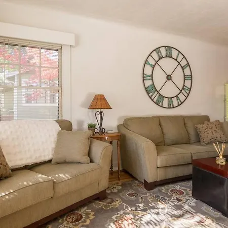 Colonial Cottage Getaway